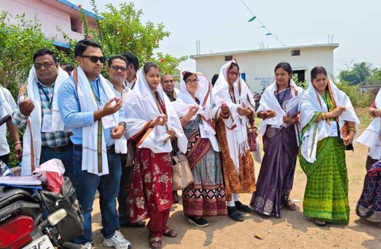 तहसीलदार का अनोखा स्वागत: प्रगणकों को दिए प्याज-टॉवेल, लौटने पर मिलेगा नींबू शरबत