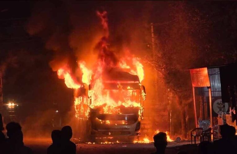 बारातियों से भरी बस में अचानक आग, शॉर्ट सर्किट की आशंका से मचा हड़कंप