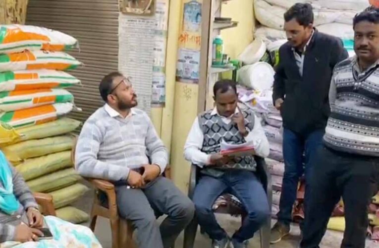 यूरिया की कालाबाजारी पर कार्रवाई तेज, एसडीएम व उप संचालक ने किया निरीक्षण