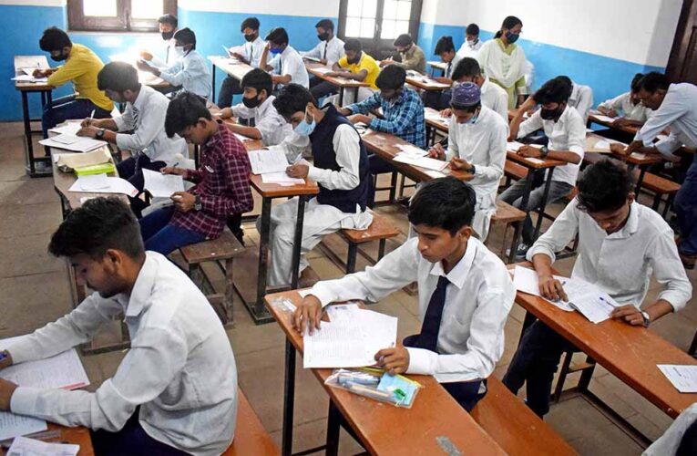 निजी स्कूलों पर DEO का शिकंजा, फीस बढ़ोतरी पर सख्ती; किताब कारोबार पर रोक