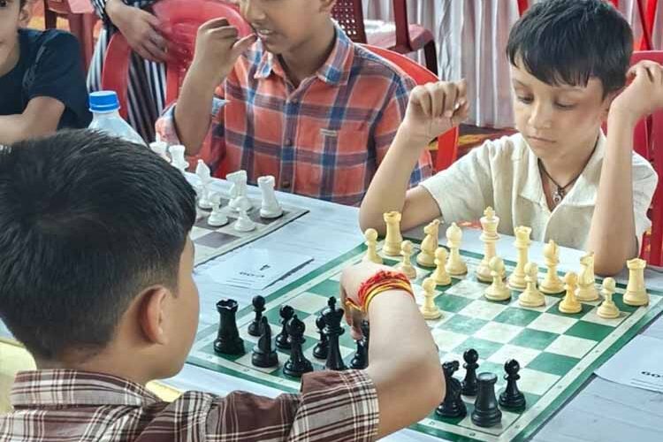 नक्सलगढ़ के युवा चमके: शतरंज में अंडर-15 में मयंक, अंडर-11 में अयांश ने जीता खिताब