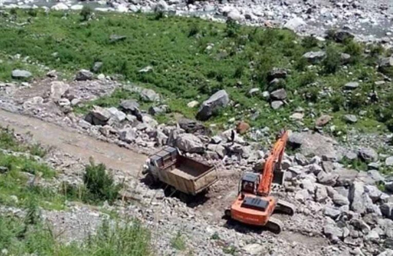 अवैध खनन पर बड़ी कार्रवाई: छापेमारी में मुरूम-गिट्टी से भरी गाड़ियां जब्त