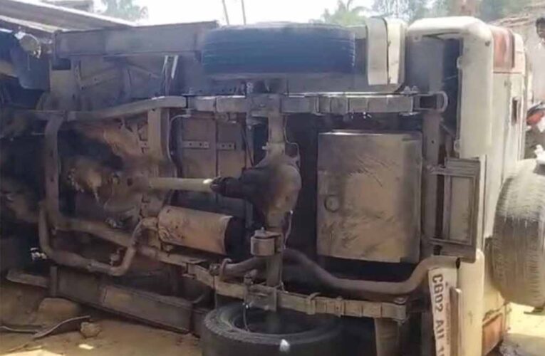 सूरजपुर में बड़ा हादसा: बाइक सवार को बचाने में घर में घुसा वाहन, SDM समेत पुलिसकर्मी घायल