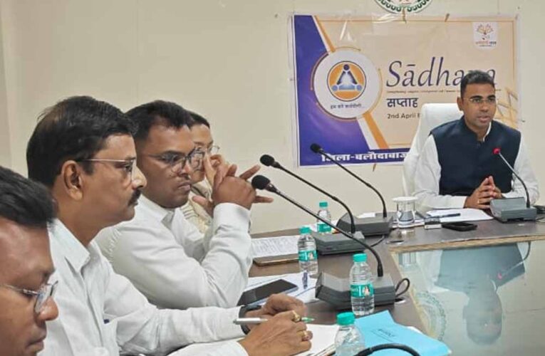 कलेक्टर का सख्त निर्देश: लोक सेवा गारंटी के मामलों का समय पर निपटारा जरूरी