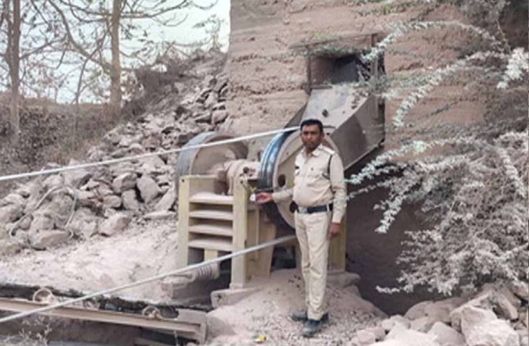 रायपुर में खनिज विभाग का बड़ा एक्शन: 2 चूना पत्थर खदानें सील, 7 हाइवा जब्त