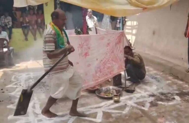 जलते अंगारों पर चलकर निभाई शादी की रस्म, दूल्हा-दुल्हन ने कायम रखी पीढ़ियों पुरानी परंपरा