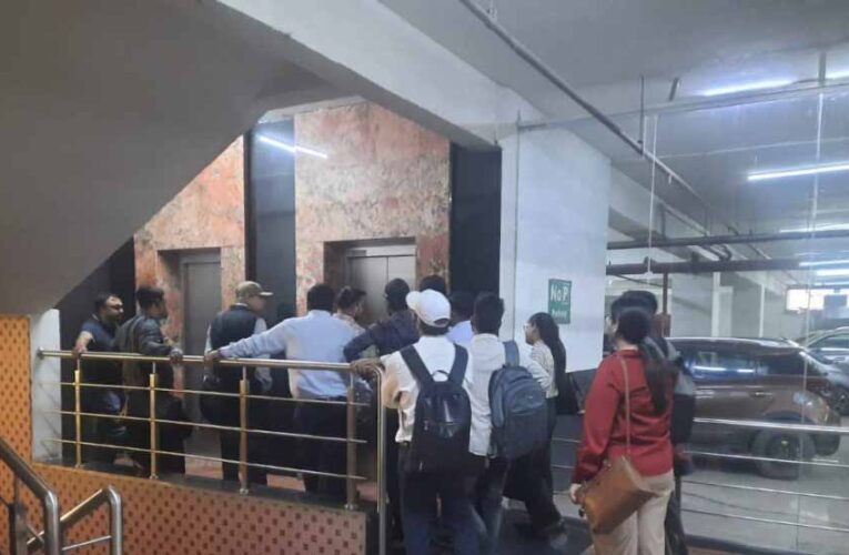 करेंसी टावर में लिफ्ट फेल, सुरक्षा पर सवाल: IAS के बाद अब कांग्रेस नेता भी फंसे