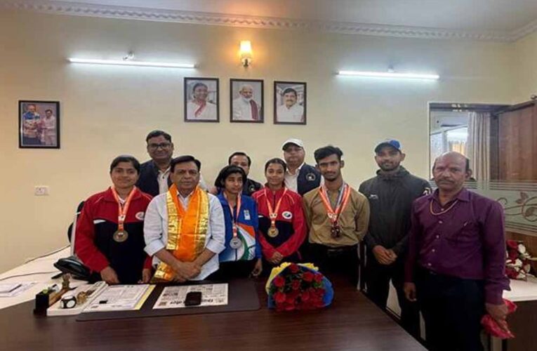 उप मुख्यमंत्री  देवड़ा से पैरा नेशनल गेम्स के विजेता खिलाड़ियों ने की भेंट