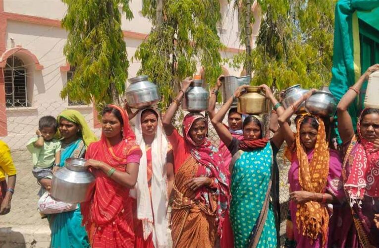 डिंडौरी में पानी का संकट चरम पर: नाले का पानी पी रहे ग्रामीण, खाली बर्तन लेकर पहुंचे जनसुनवाई में