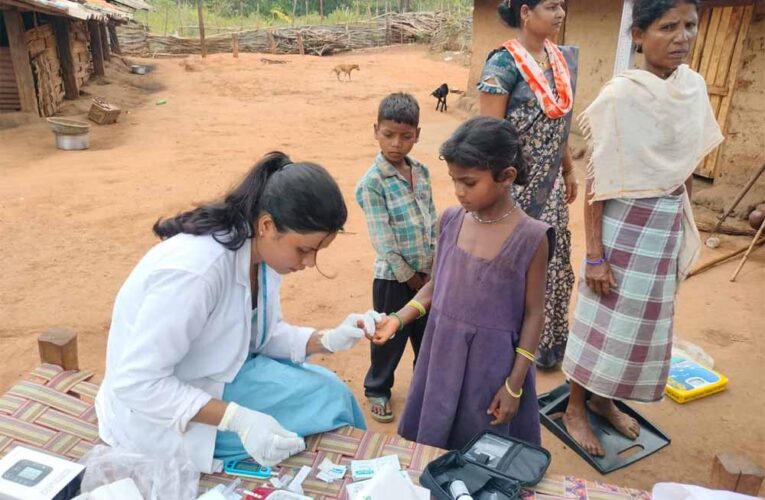 11 किमी की दूरी नहीं बनी बाधा, स्वास्थ्य टीम पहुंची लोहागांव के हर दरवाजे तक