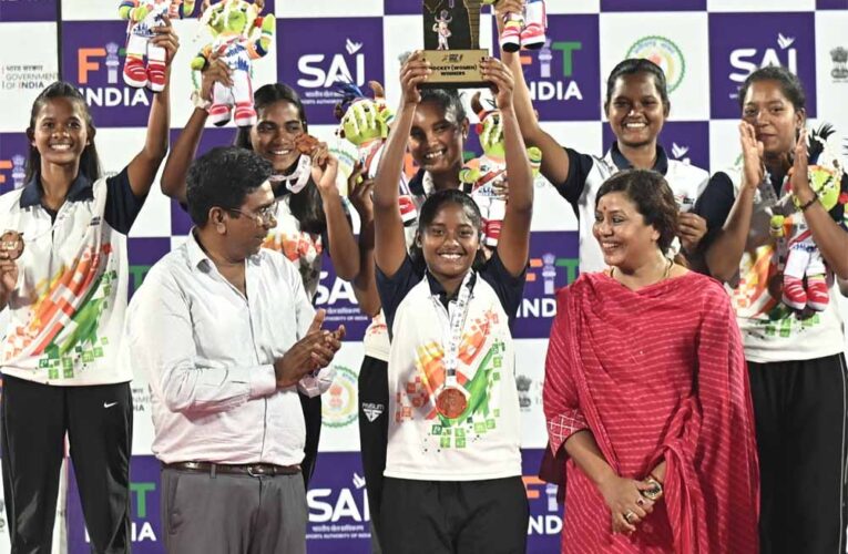 जंगल के मैदानों से राष्ट्रीय मंच तक : भारत की हॉकी विरासत को जीवित रखे हुए हैं जनजातीय समुदाय