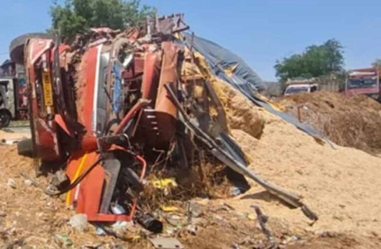 देवास में ट्रक और टूरिस्ट बस की भीषण टक्कर, 30 से ज्यादा यात्री घायल