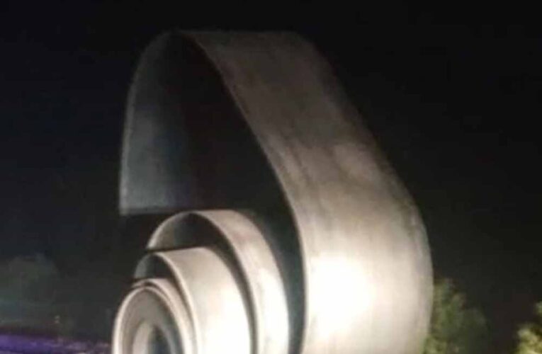 इंदौर में दर्दनाक हादसा: ट्रक से स्टील रोल गिरा, 5 वाहन टकराए, एक की मौत