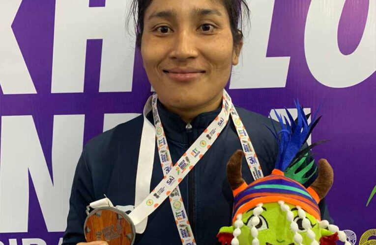 कुश्ती सीखने के लिए स्विमिंग पूल में जॉब करने वाली देबी डायमारी की मेहनत लाई रंग, खेलो इंडिया ट्राइबल गेम्स में जीता रजत