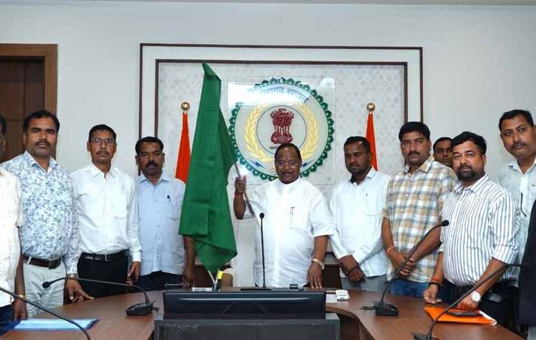 मंत्री  नेताम ने बलरामपुर जिले के लिए वर्चुअल रूप से 9 नई एम्बुलेंस को दिखाई हरी झंडी