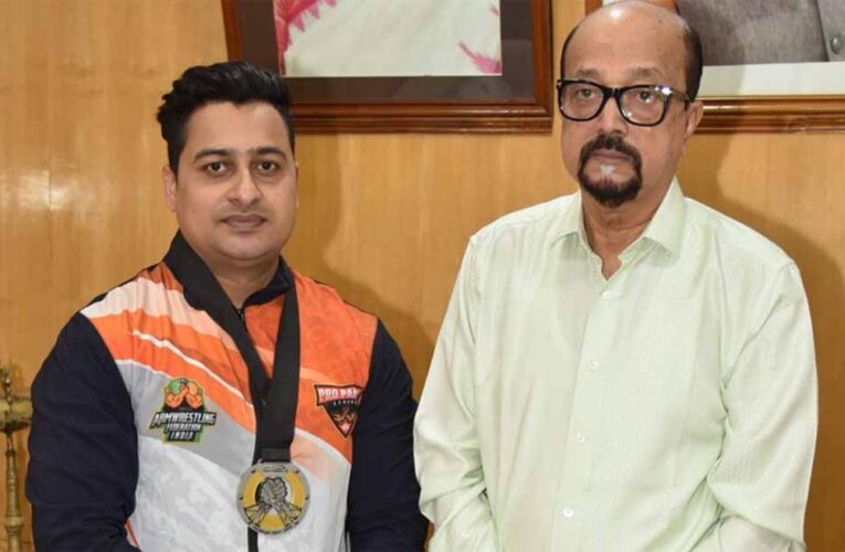 राज्यपाल  डेका ने स्वर्ण पदक विजेता आर्मरेसलर मंत झा को दी बधाई राज्यपाल  रमेन डेका