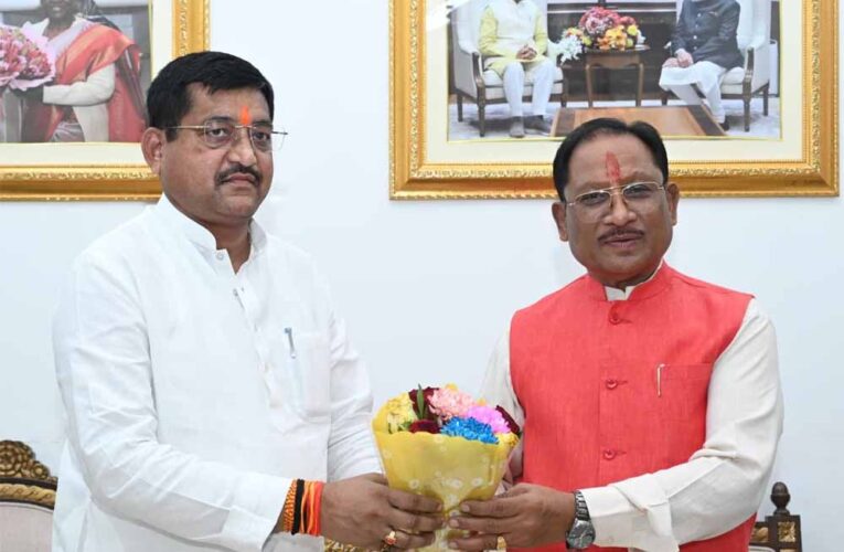 मुख्यमंत्री से उत्तरप्रदेश के राज्यमंत्री  रामकेश निषाद ने सौजन्य मुलाकात की