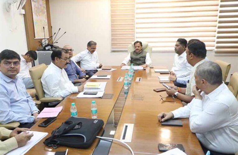 शासकीय मेडिकल कॉलेज ग्वालियर एवं जबलपुर में प्रस्तावित सुदृढ़ीकरण एवं उन्नयन कार्यों को शीघ्र दें अंतिम रूप : उप मुख्यमंत्री  शुक्ल