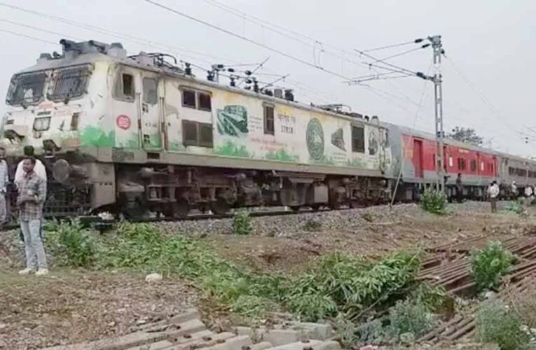 यूपी में आंधी-तूफान का असर, रेलवे ट्रैक पर गिरे पेड़ से संचालन प्रभावित