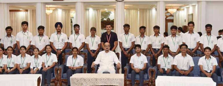 धमतरी के विद्यार्थियों ने किया लोकभवन का भ्रमण : राज्यपाल से की आत्मीय मुलाकात राज्यपाल  रमेन डेका