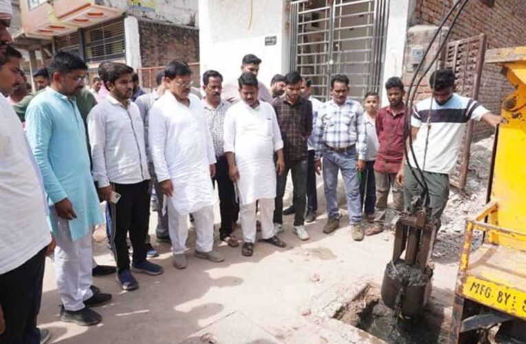 ऊर्जा मंत्री  तोमर ने उपनगर ग्वालियर में नाला निर्माण एवं सीवर लाइन का किया निरीक्षण