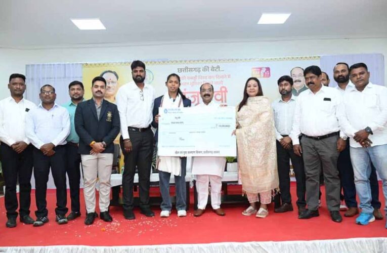 उप मुख्यमंत्री साव ने सौंपा चेक, राज्य में पहली बार किसी खिलाड़ी को मिली इतनी बड़ी प्रोत्साहन राशि