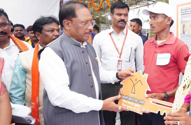 सिलगेर के माड़वी कोसा की मेहनत रंग लाई: अपने हाथों से बनाया घर, CM ने सौंपी खुशियों की चाबी