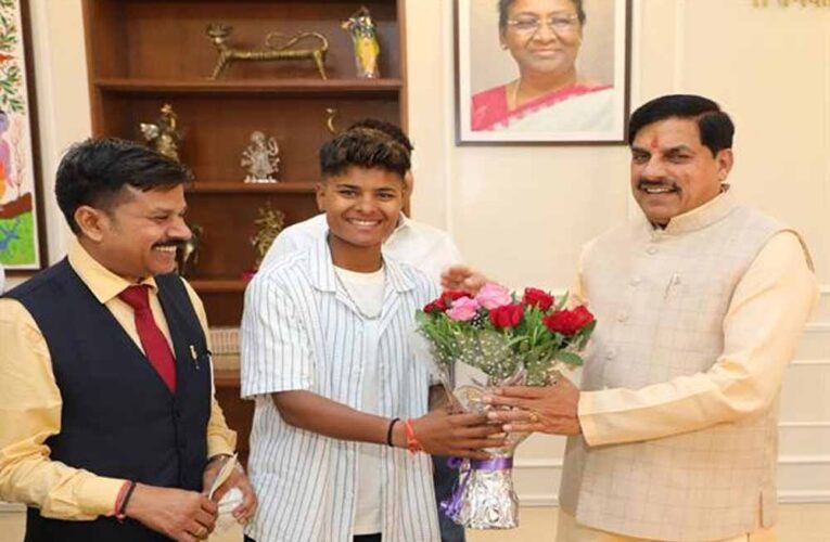 मुख्यमंत्री डॉ. यादव से क्रिकेटर क्रांति गौड़ ने सौजन्य भेंट की