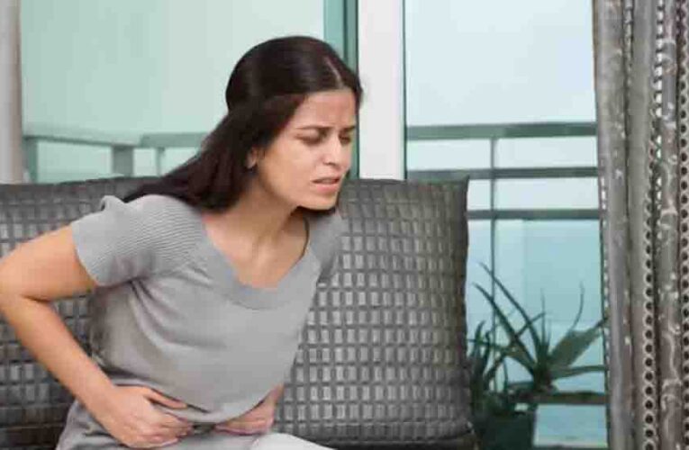 बदलते मौसम में पेट दर्द से राहत पाने के 6 अचूक आयुर्वेदिक उपाय, रसोई में मौजूद इन चीजों से मिलेगा तुरंत आराम