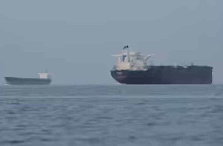 होर्मुज जलडमरूमध्य में तनाव: भारतीय तेल टैंकर पर गोलीबारी, दो जहाज पीछे हटे