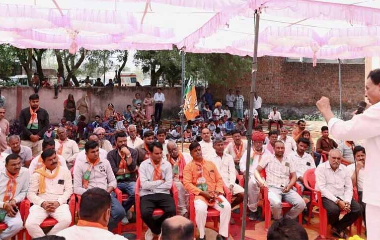 उप मुख्यमंत्री देवड़ा गांव चलो अभियान में सीधे जुड़े किसानों से जनसंवाद का बना प्रभावी माध्यम