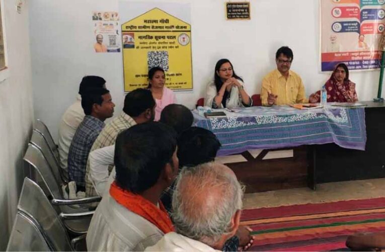 विशेष ग्राम सभा में ग्रामवासियों को जनगणना के सम्बन्ध किया जा रहा है जागरुक