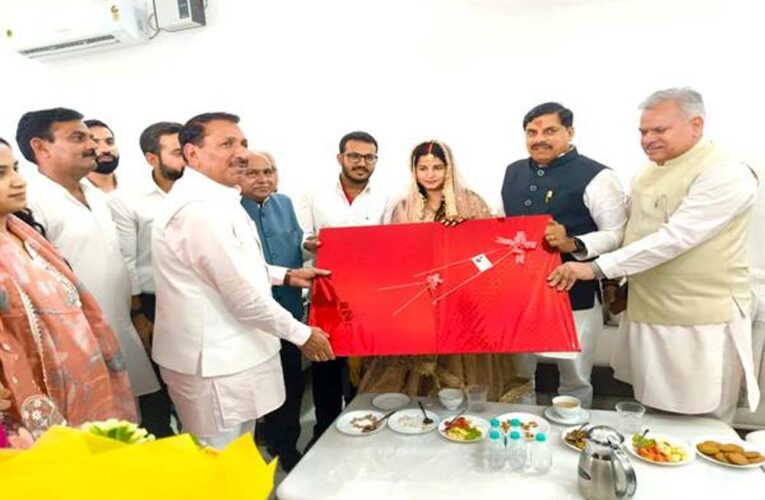 मुख्यमंत्री डॉ. यादव ने कृषि मंत्री के निवास पर पहुंचकर वर-वधू को दिया आशीर्वाद