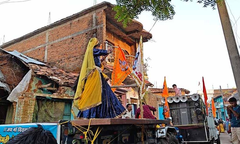 मां बिरासिनी धाम बिलासपुर में शिव प्राण प्रतिष्ठा की शोभायात्रा निकाली गई