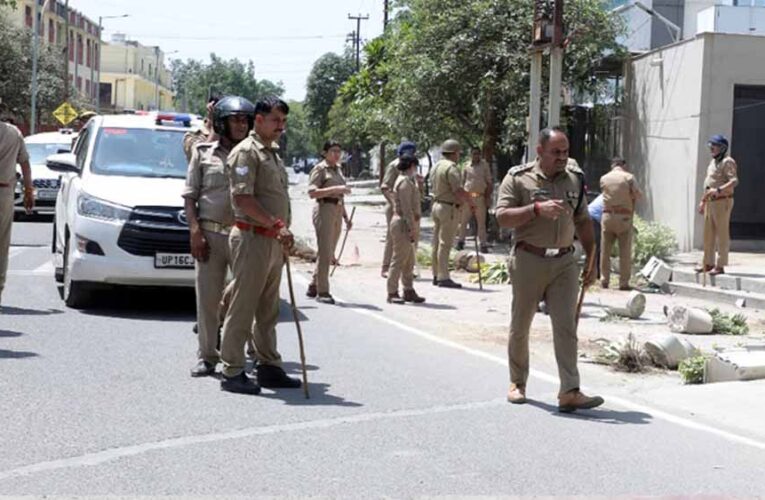 नोएडा में बड़ा एक्शन: श्रम कानून उल्लंघन पर 203 ठेकेदारों के लाइसेंस होंगे रद्द, करोड़ों की पेनल्टी का नोटिस