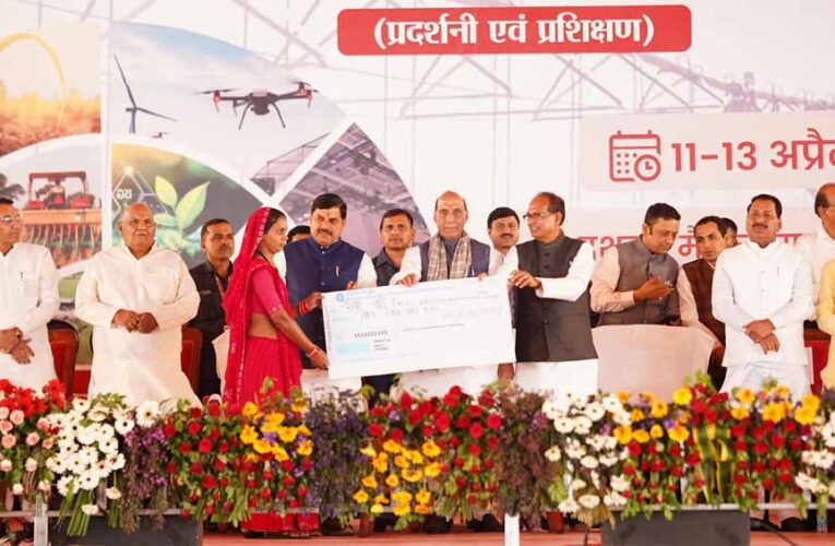 किसान देश की अर्थव्यवस्था की रीढ़, किसानों के विकास के लिए हम हैं प्रतिबद्ध : केन्द्रीय रक्षा मंत्री सिंह