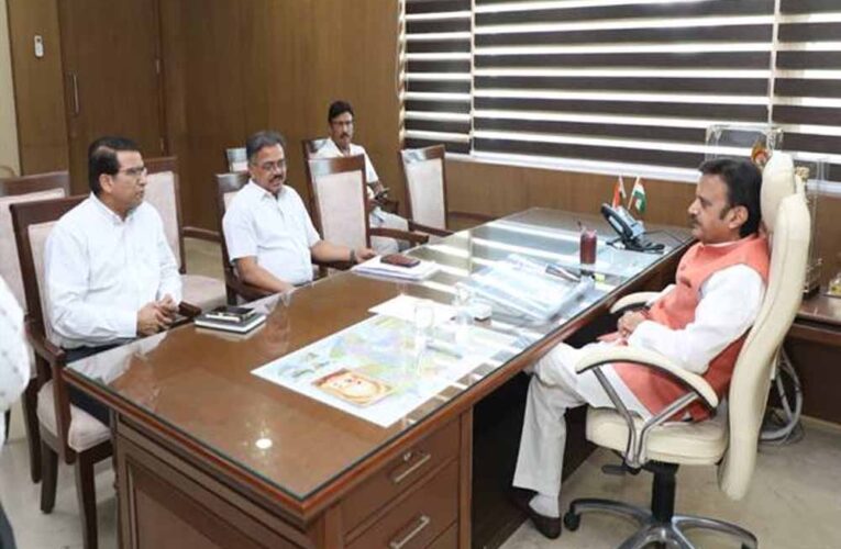 स्वास्थ्य सेवाओं को सुदृढ़ बनाने भर्ती प्रक्रियाओं को प्राथमिकता के साथ समय पर करें पूर्ण: उप मुख्यमंत्री  शुक्ल