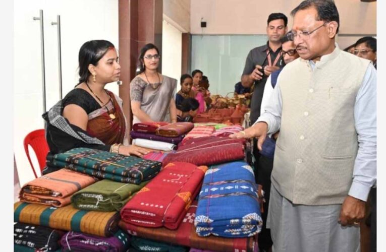 हाथ करघे से कमाई तक- ग्राम नारी की महिलाओं की सफलता का राज