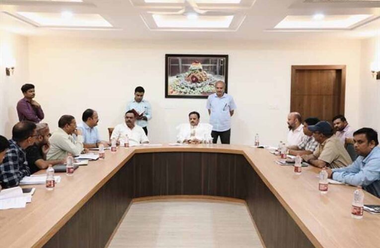 निर्माण बाधाओं को दूर कर किसानों के खेतों तक पानी पहुँचाने के दिए निर्देश : उप मुख्यमंत्री शुक्ल