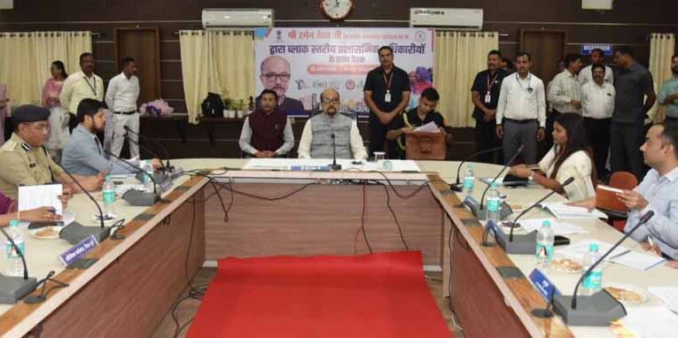 राज्यपाल  रमेन डेका ने ली ब्लॉक स्तरीय प्रशासनिक अधिकारियों की समीक्षा बैठक