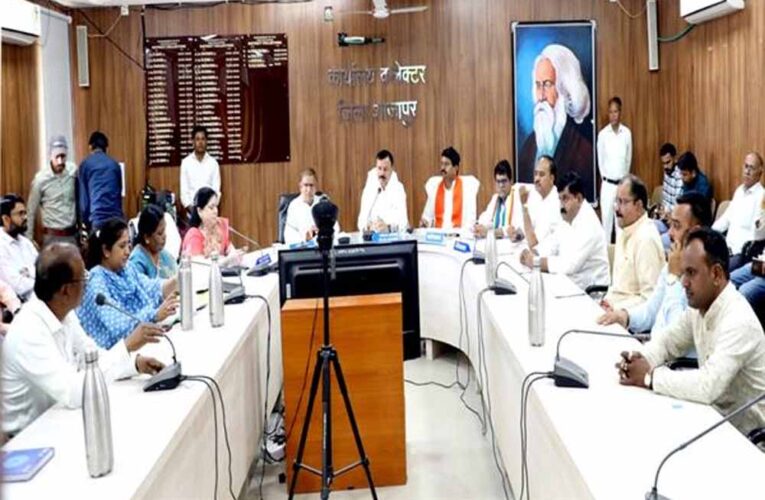 दो पहिया वाहन चालकों को हेलमेट लगाकर चलने के लिए करें प्रेरित : परिवहन मंत्री सिंह