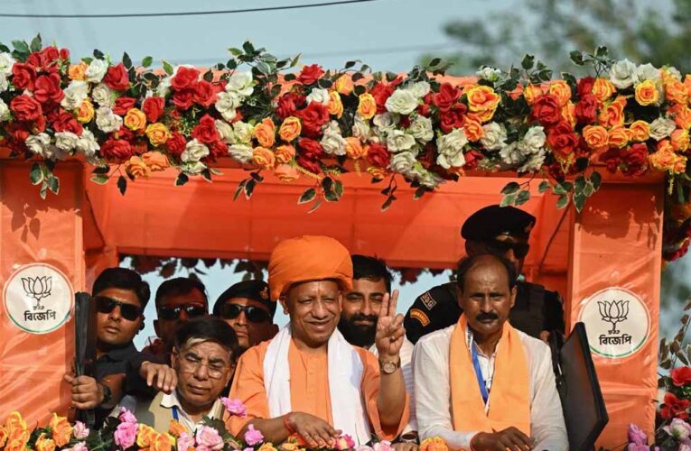 मुख्यमंत्री योगी के रोड-शो के दौरान सड़कों पर गूंजा- ‘एक ही नारा-एक ही नाम, जय श्रीराम-जय श्रीराम’