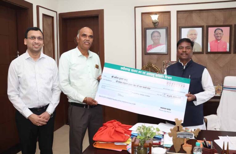 सागौन खेती से किसान को 9.69 लाख का लाभ, मंत्री केदार कश्यप ने सौंपा चेक