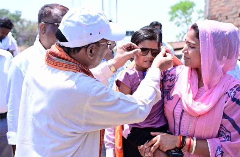 जब मुख्यमंत्री उतरे मैदान में: सुशासन तिहार में बच्चों संग खेला क्रिकेट, बढ़ाया हौसला
