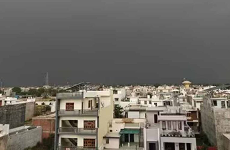 लखनऊ में तूफान का कहर: दिन में छाया अंधेरा, सैकड़ों पेड़ गिरे