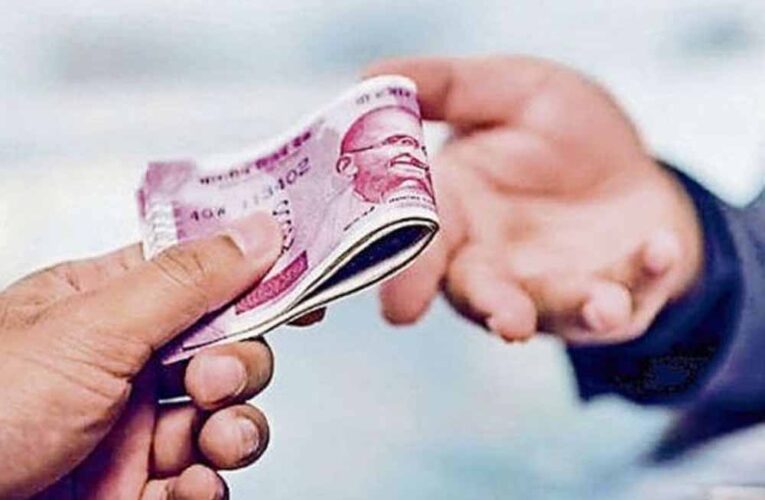 गोंडा में पंचायत सचिव 10 हजार रुपये की रिश्वत लेते रंगे हाथ गिरफ्तार
