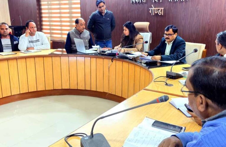 गोंडा में लापरवाह पंचायत सचिवों पर गिरेगी गाज, मई का वेतन रोकने की चेतावनी