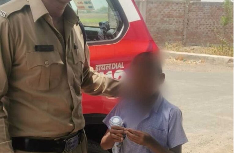 उज्जैन के डायल-112 हीरोज घर की राह भटके मानसिक रूप से अस्वस्थ बालक को सुरक्षित संरक्षण में लेकर थाने पहुँचाया