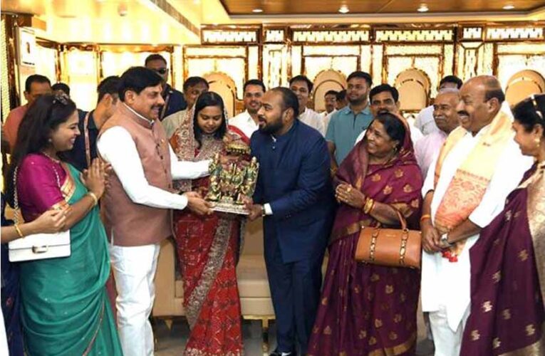 मुख्यमंत्री डॉ. यादव ने केंद्रीय मंत्री डॉ. वीरेंद्र कुमार के पुत्र- पुत्रवधू को दिया सुखद दाम्पत्य जीवन का आशीर्वाद
