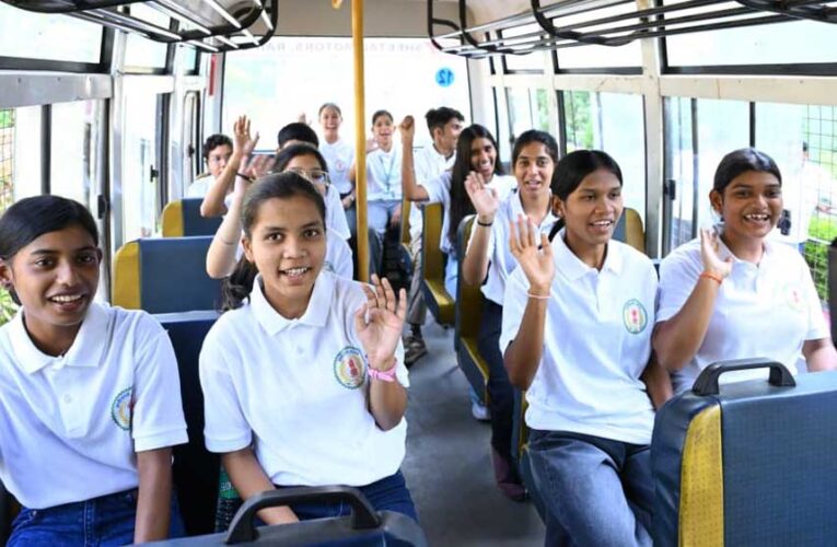 मुख्यमंत्री विष्णुदेव साय की पहल से मेधावी विद्यार्थियों ने लिया आईपीएल मैच का रोमांच